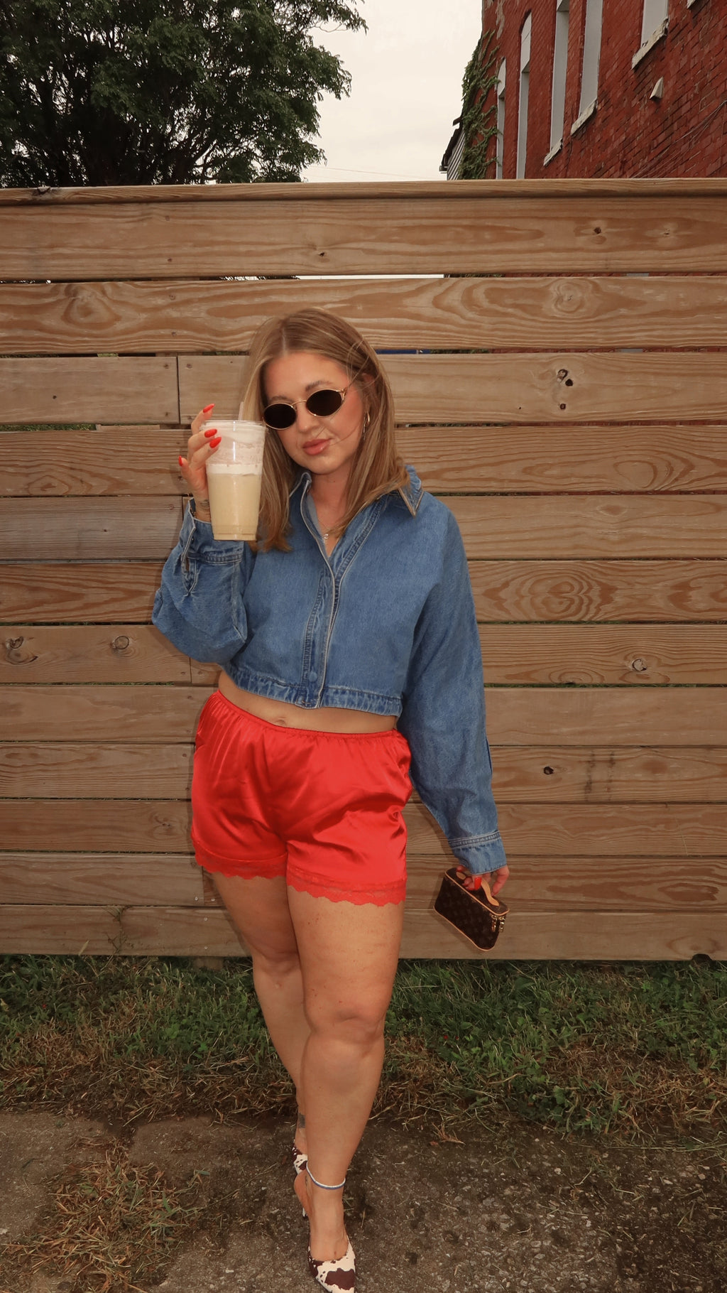 DENIM CROPPED JACKET.
