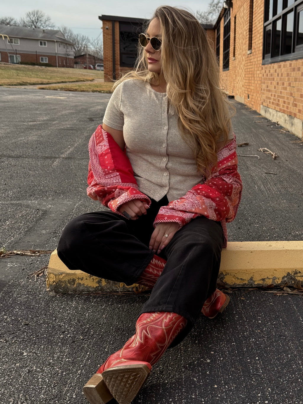 BANKS BUTTON FRONT TEE.