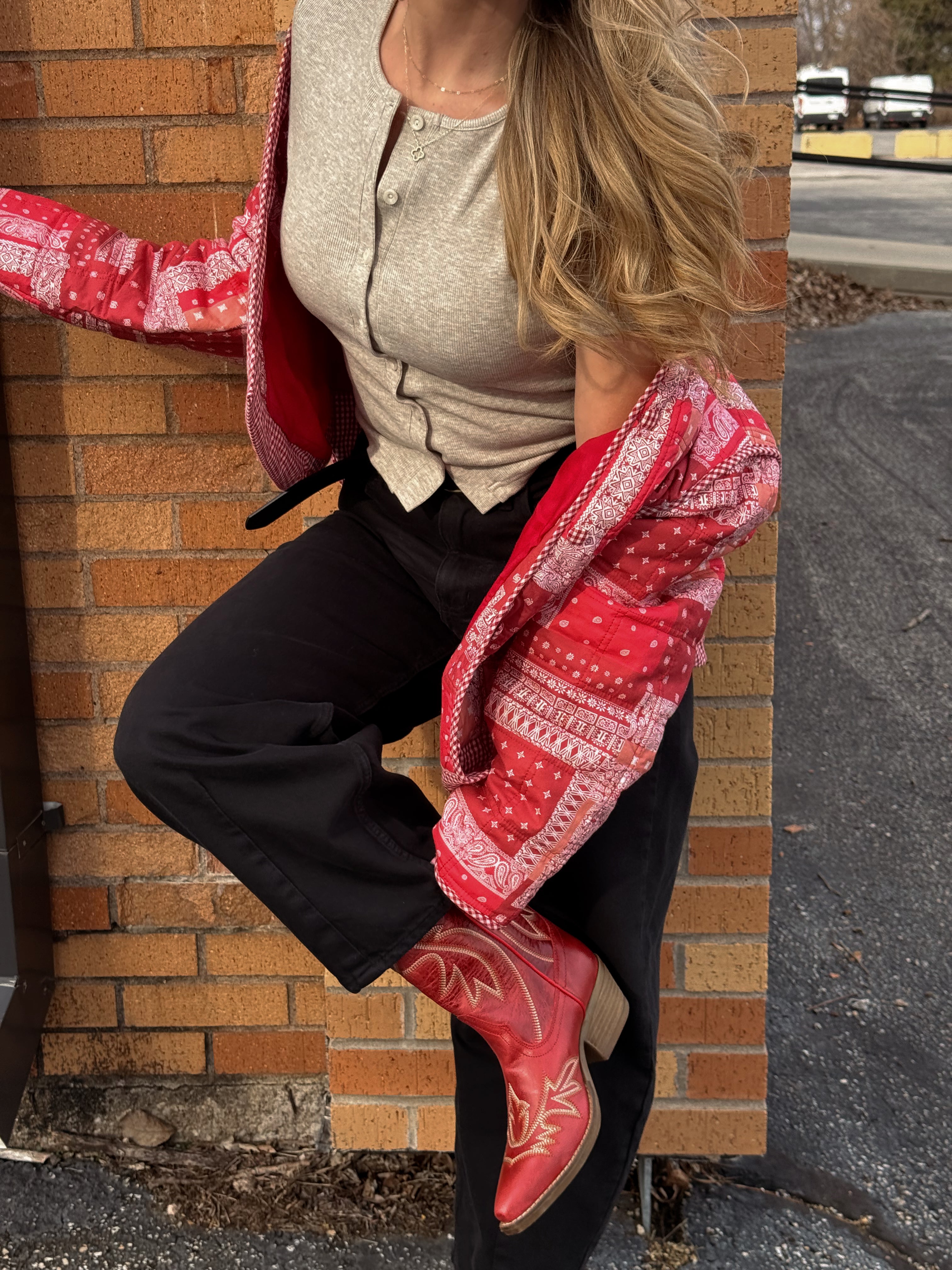 BANKS BUTTON FRONT TEE.