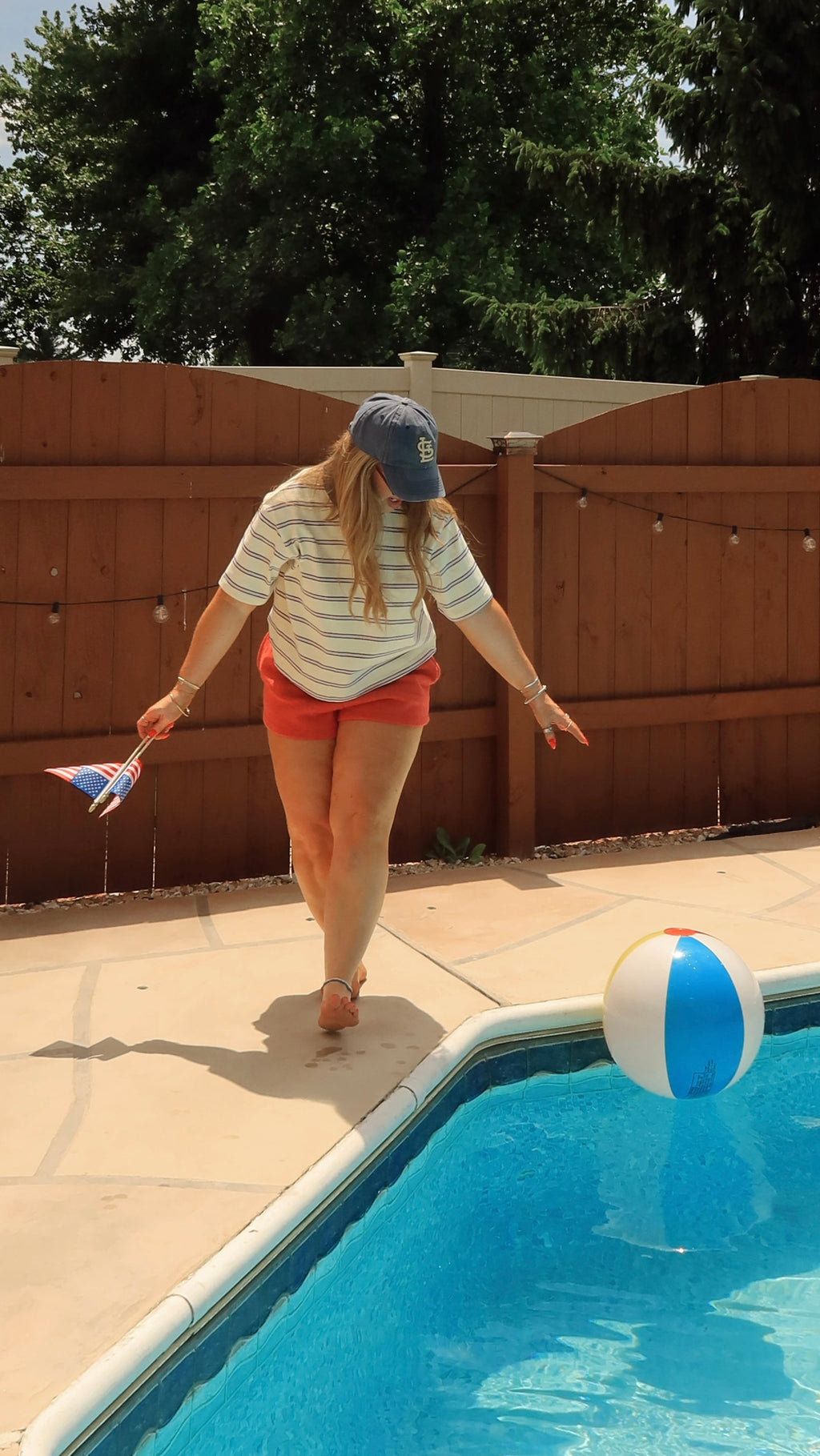 POOLSIDE CROP TEE.