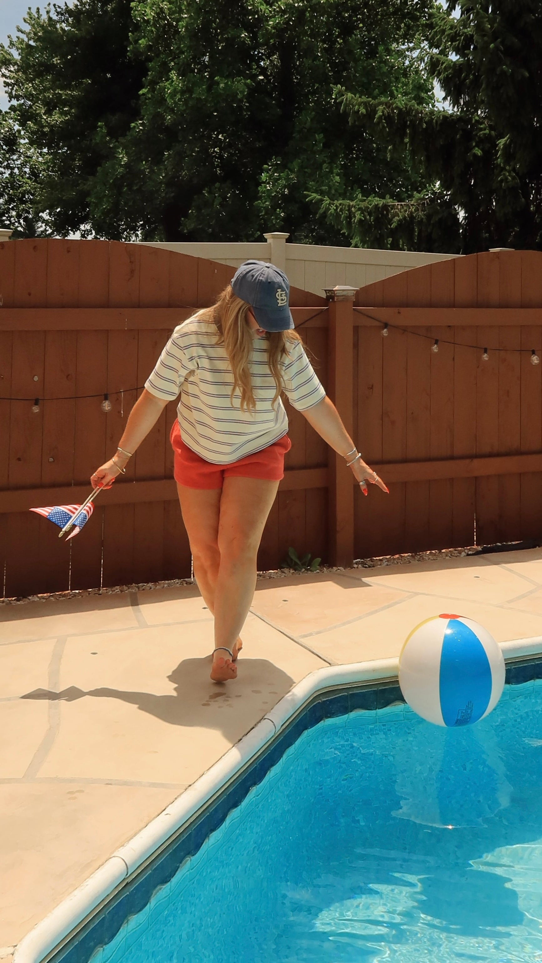 POOLSIDE CROP TEE.
