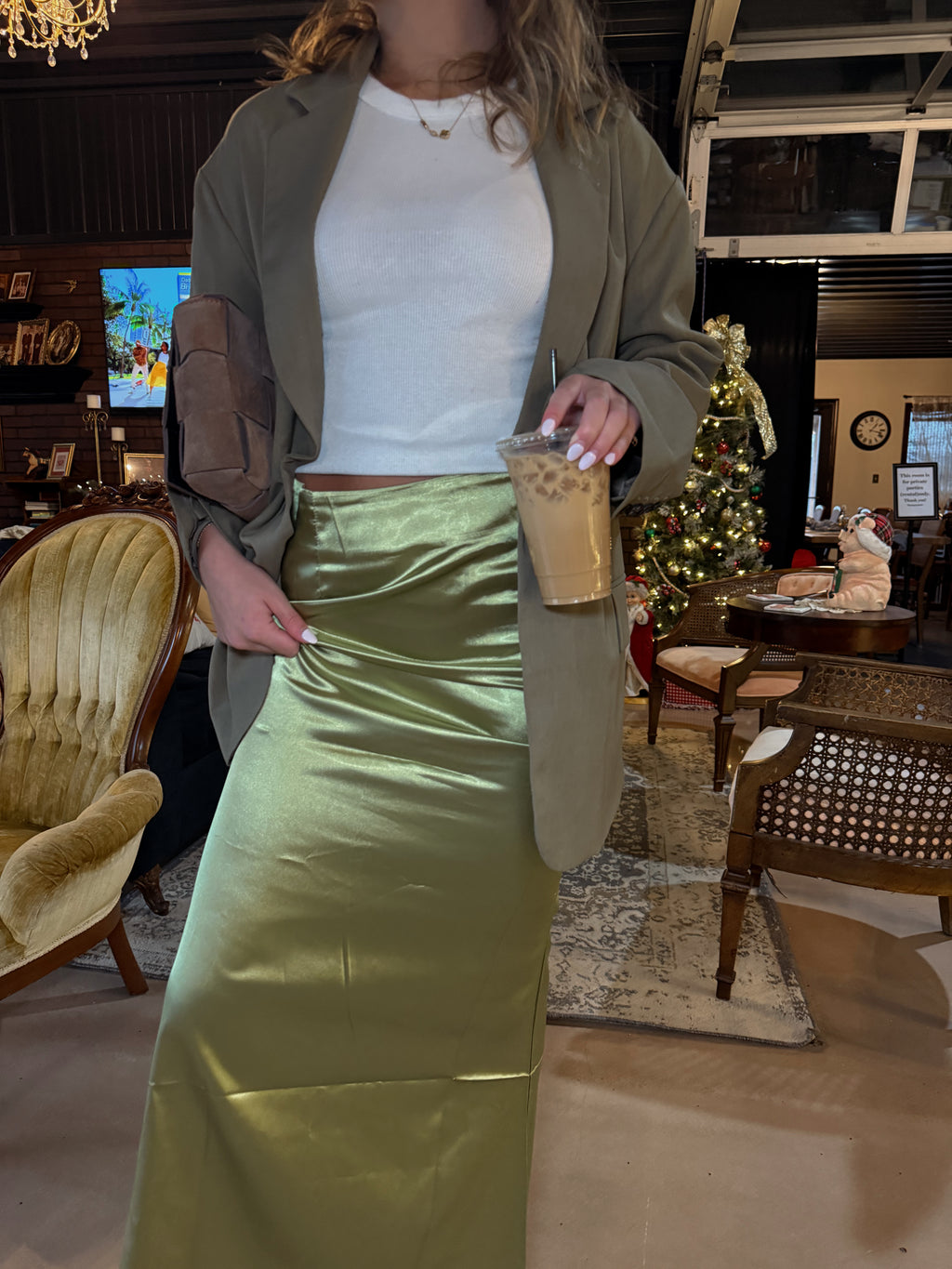 DOWNTOWN SATIN SKIRT.