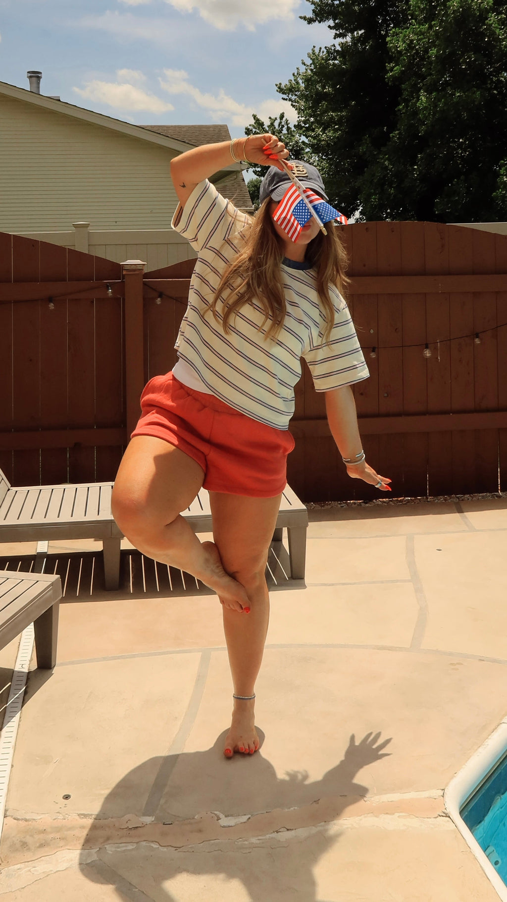 POOLSIDE CROP TEE.