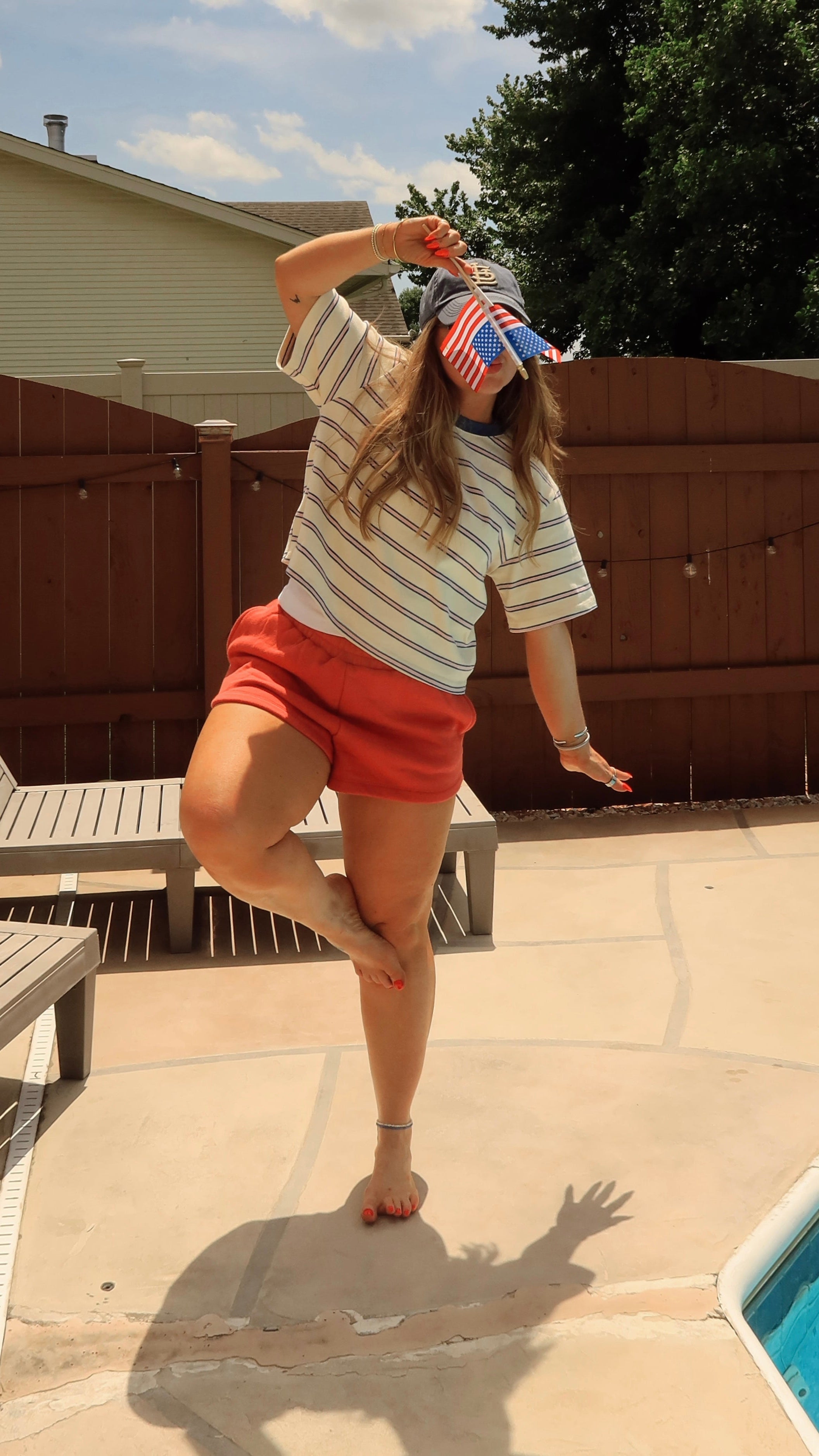 POOLSIDE CROP TEE.